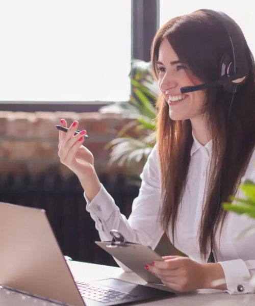 portrait-woman-customer-service-worker